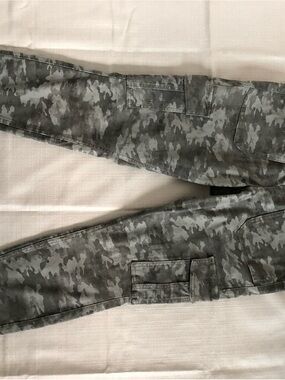 ✨ Like New ✨ Spanx Stretch Twill Ankle Cargo Pants — Stone Wash Camo